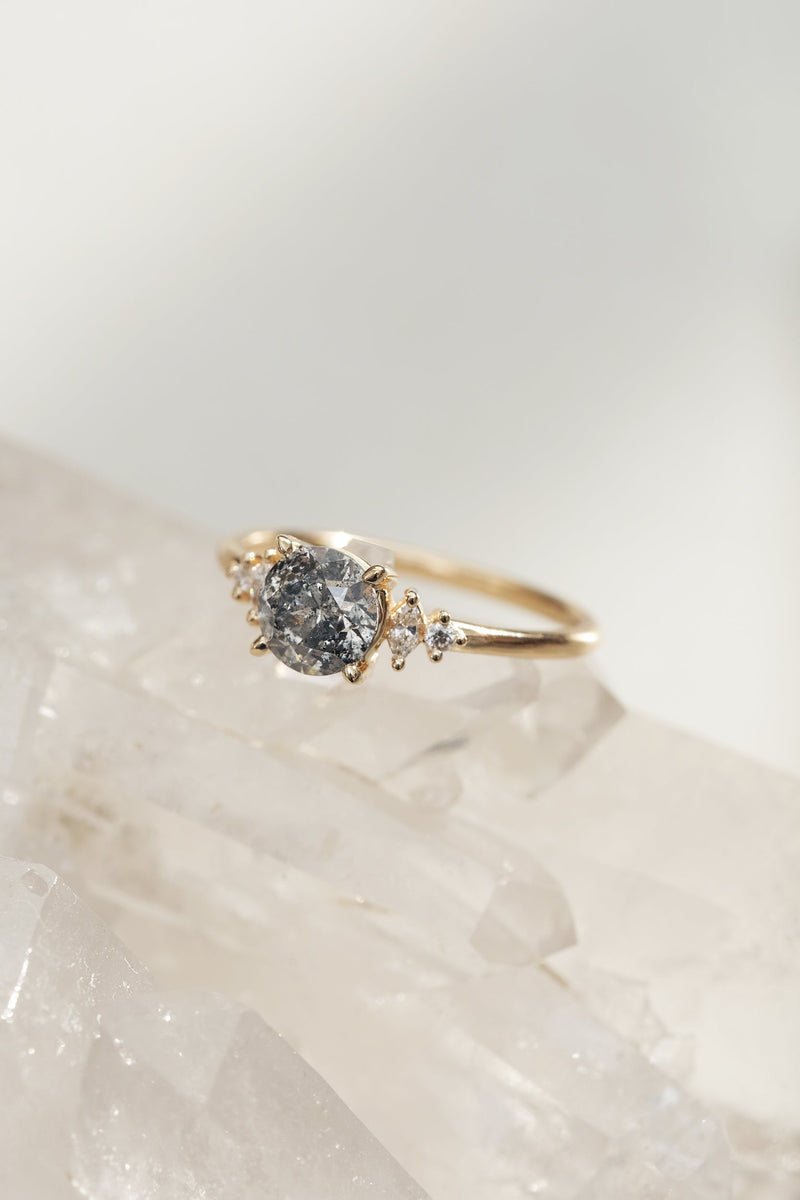 READY TO SHIP // ALIZÉ ring // Salt & pepper gray diamond 1.03ct