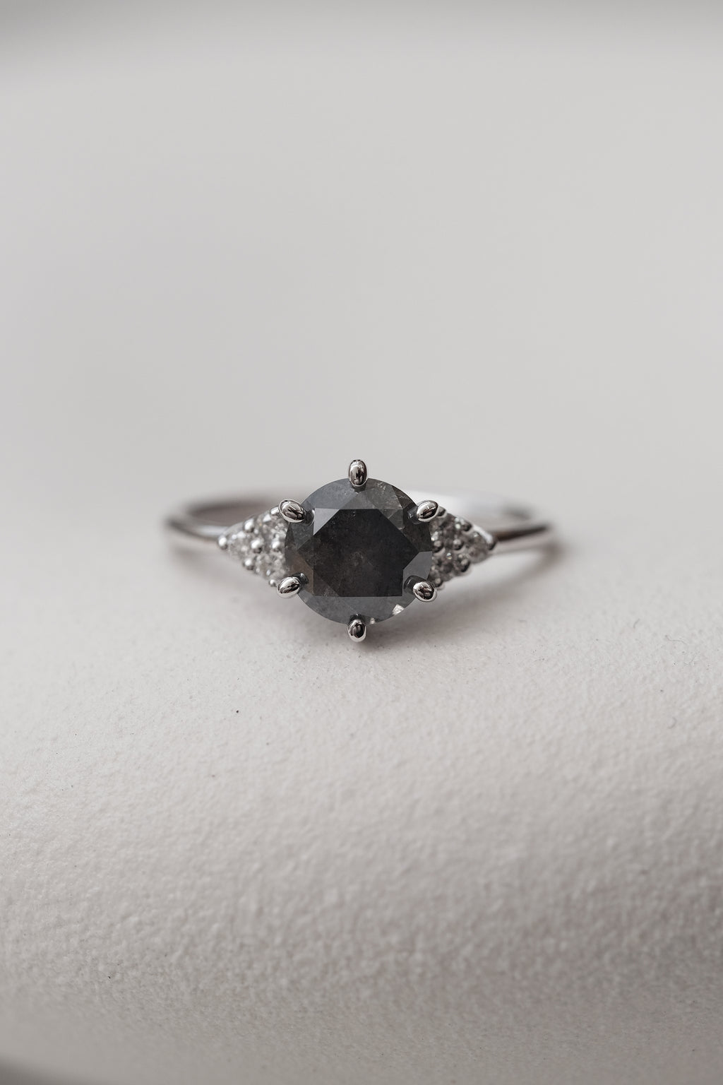 PRÊTE À PARTIR // Bague TALIA // Diamant gris sel et poivre 1,41ct