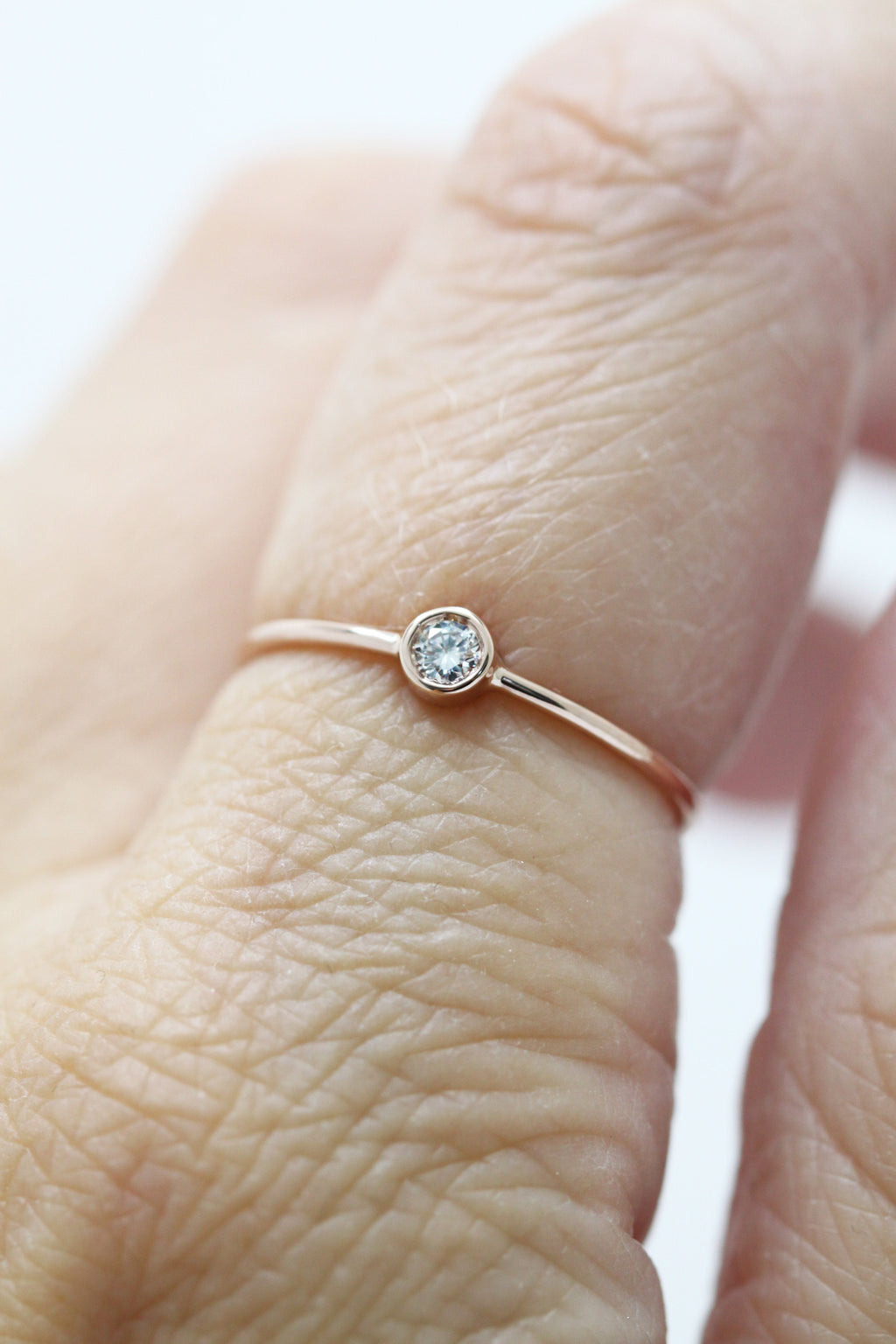 Small bezel-set solitaire // 0.05ct