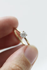 Classic solitaire with 4 claws // 0.35ct